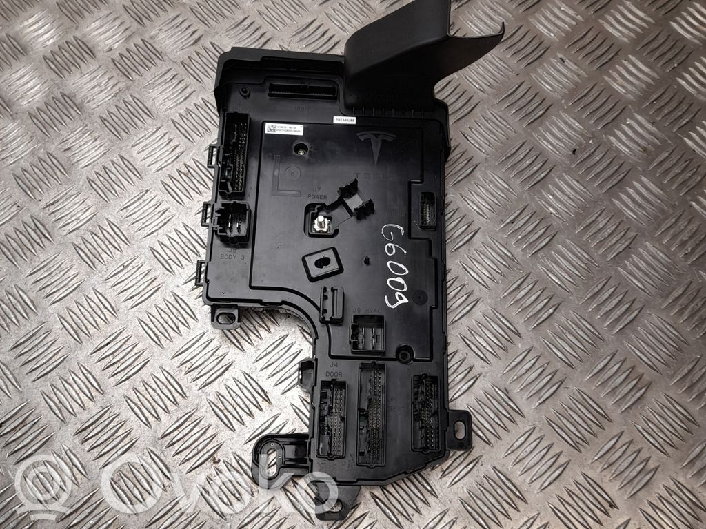 Tesla Model 3 Comfort/convenience module 