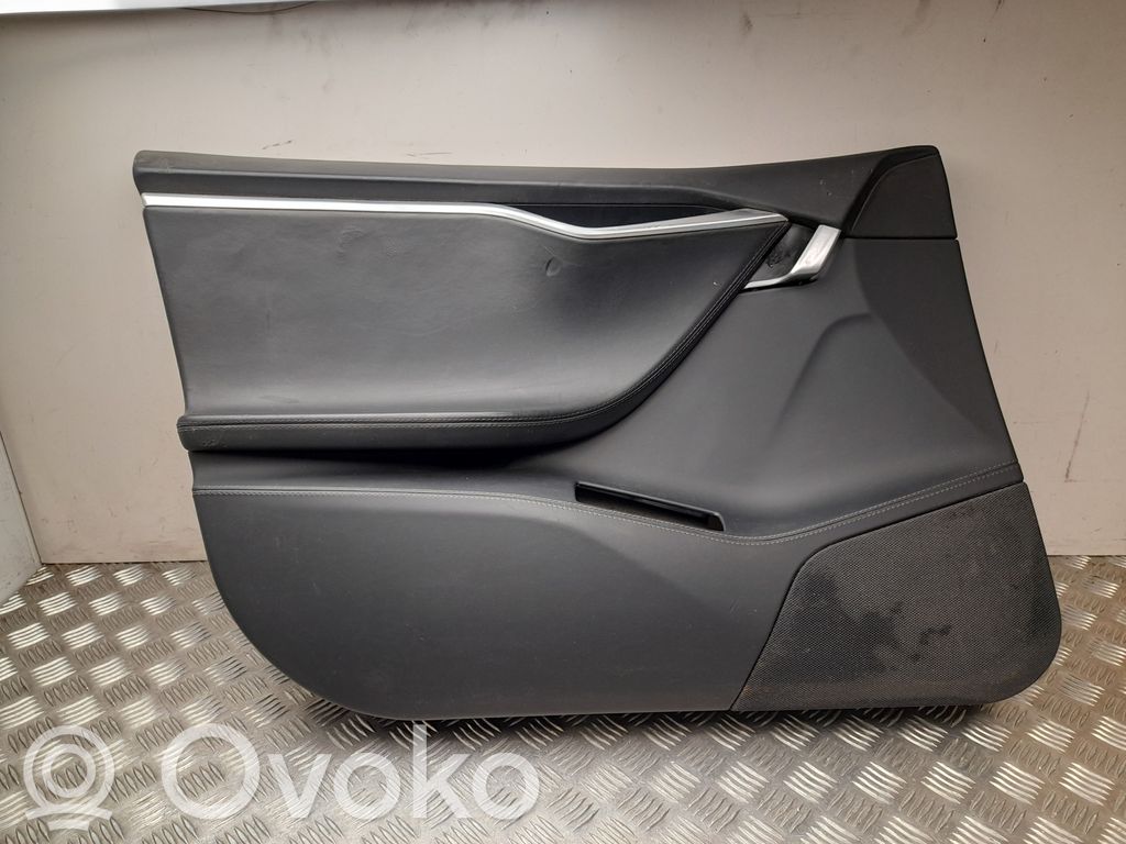 Tesla Model S Boczki / Poszycie drzwi przednich 