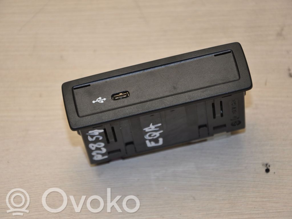 Mercedes-Benz EQA Enchufe conector USB 
