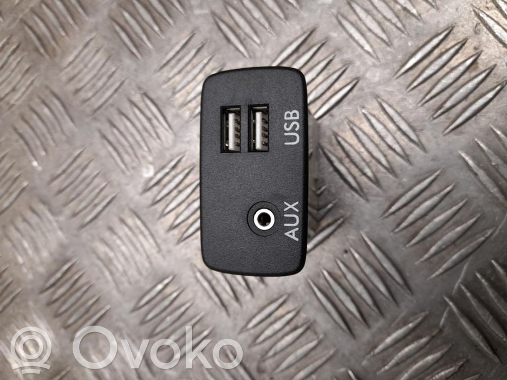 Subaru Forester SJ AUX in-socket connector 