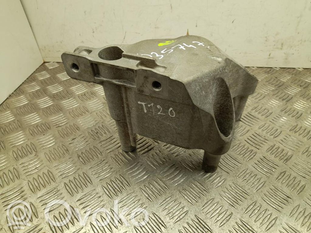 Opel Astra K Engine mounting bracket 