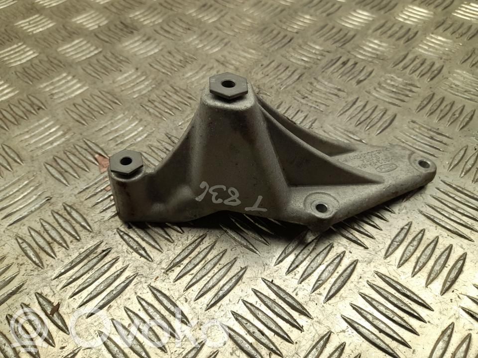 Ford Focus Engine mounting bracket 