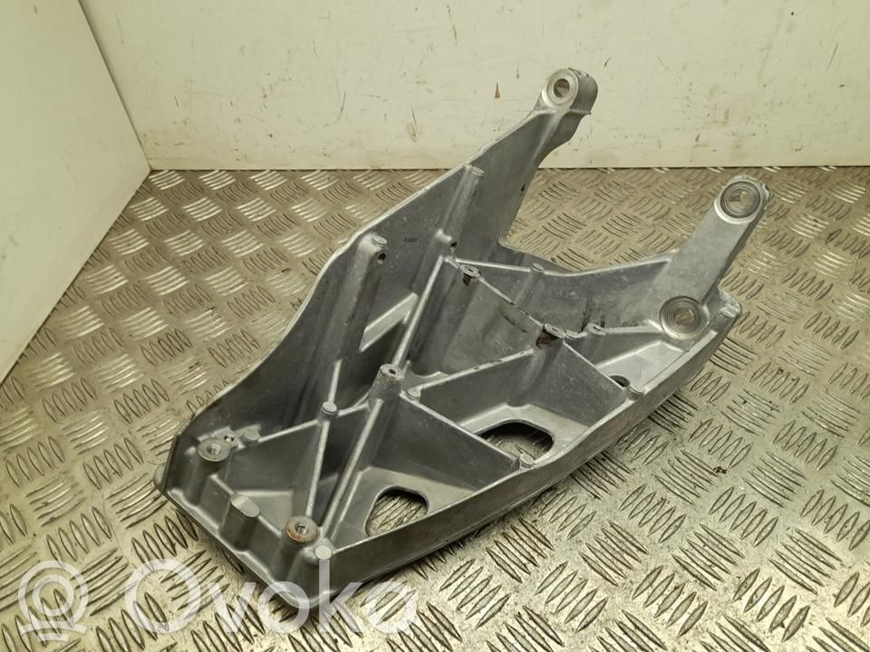 Engine mounting bracket   700987,VD37185