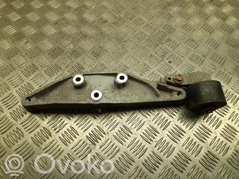 Volvo XC90 Engine mounting bracket 