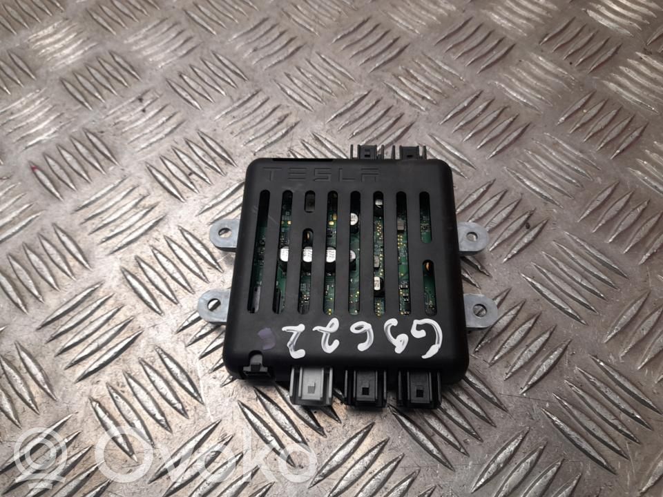 Tesla Model X Citu veidu vadības bloki / moduļi 