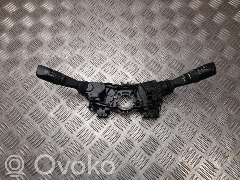 Toyota Prius (XW50) Pyyhkimen/suuntavilkun vipukytkin 