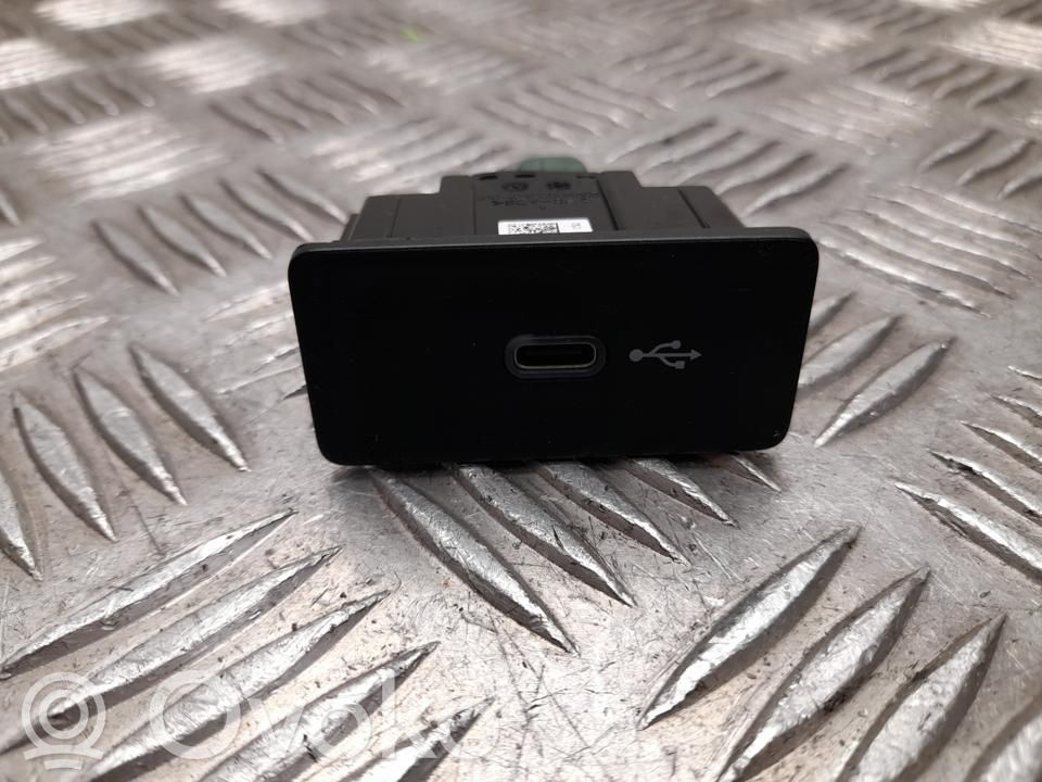 Volkswagen PASSAT B8 Enchufe conector USB 