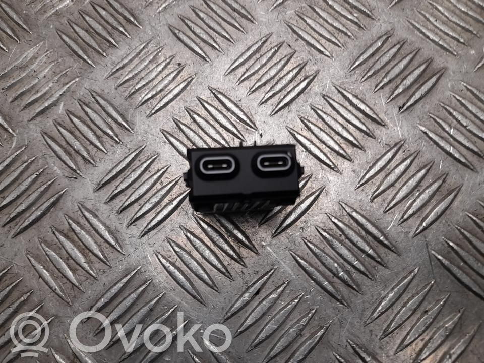 BMW 5 G60 G61 USB savienotājs 