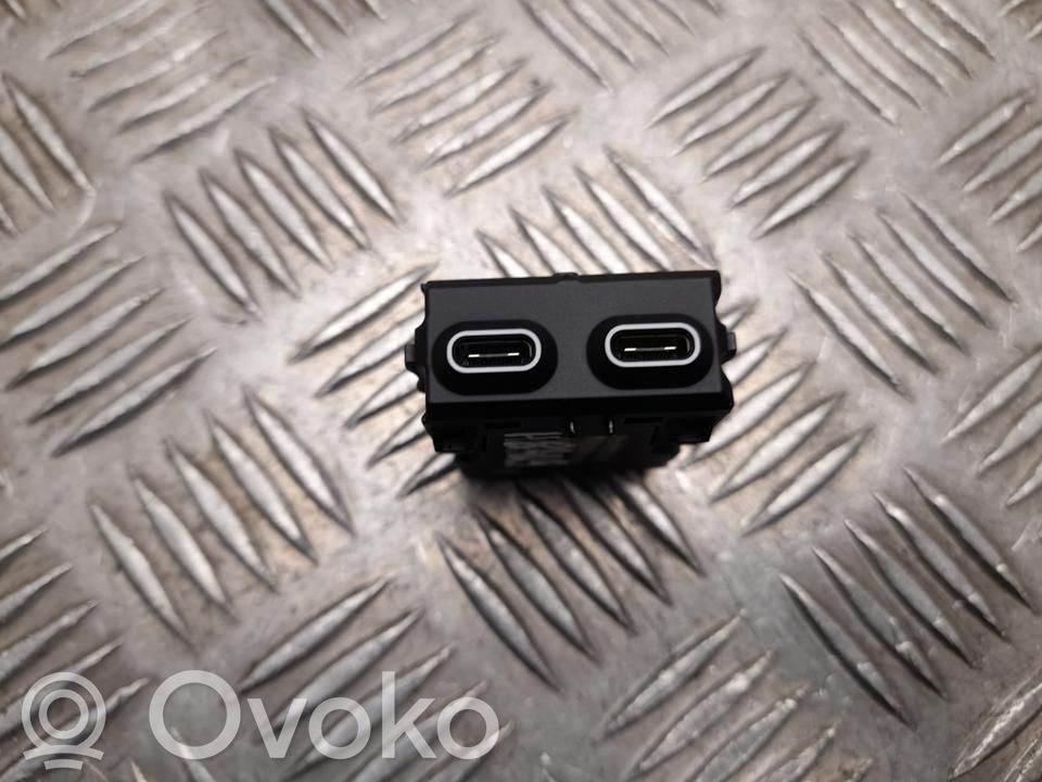 BMW 5 G60 G61 USB-pistokeliitin 