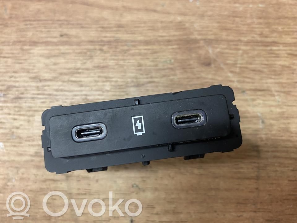 Renault Megane E-Tech USB-pistokeliitin 