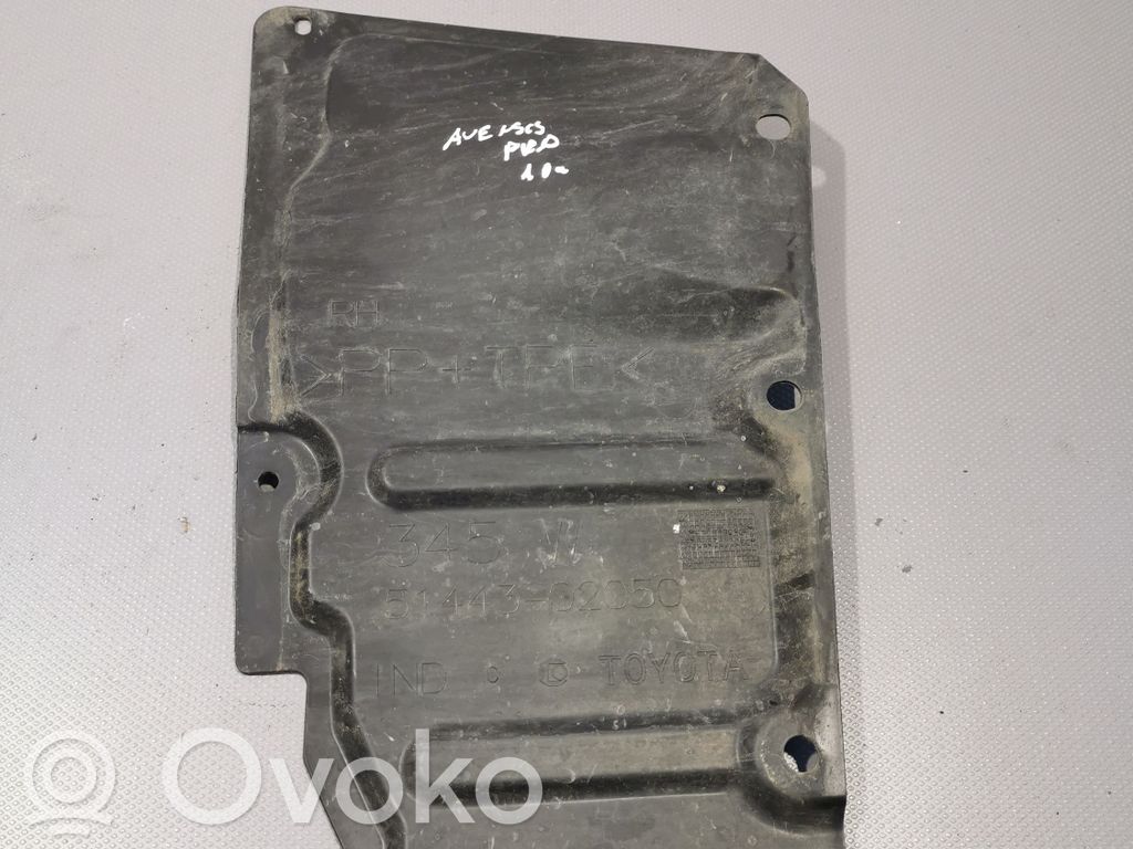 Toyota Avensis T270 Engine splash shield/under tray 