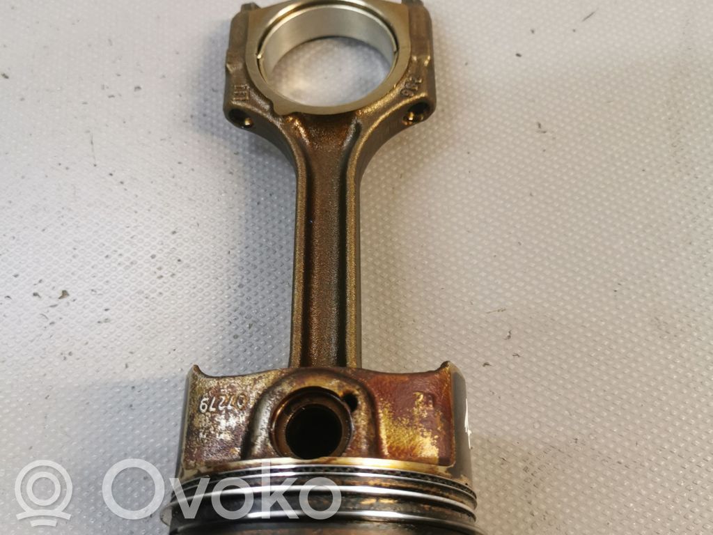Opel Zafira C Piston with connecting rod 
