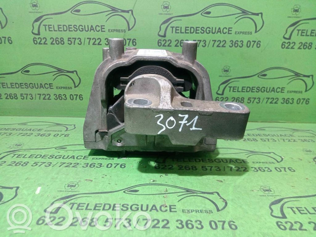 Volkswagen PASSAT Engine mount bracket 