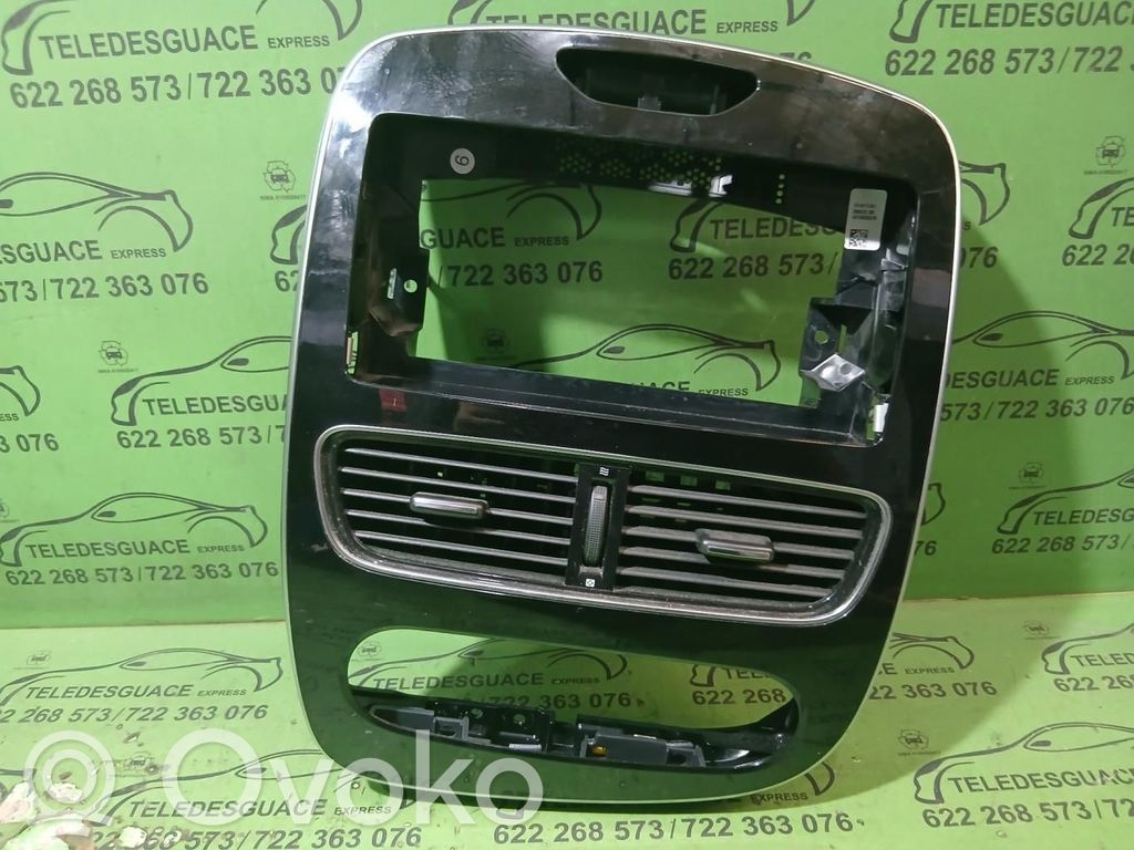 Renault Clio III Grille d'aération centrale 