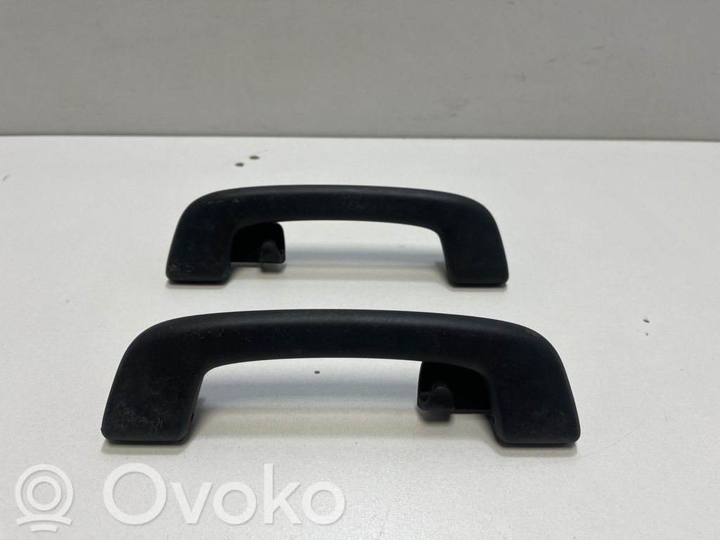BMW i4 Un set di maniglie per il soffitto 