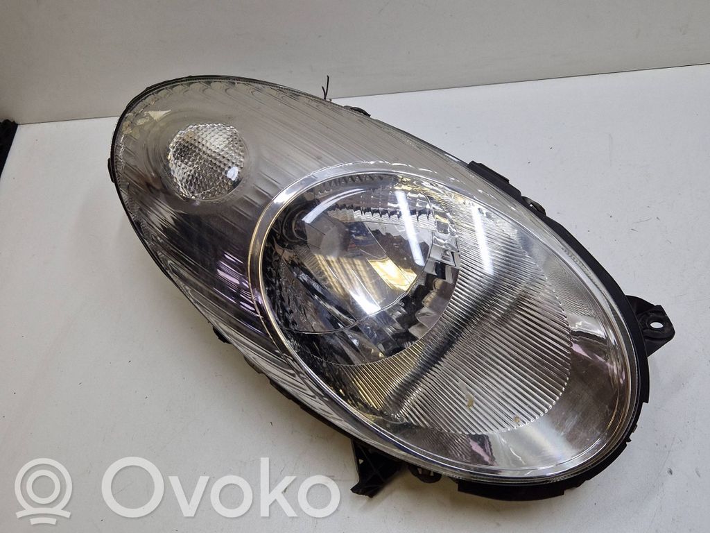 Nissan Micra Lampa przednia 
