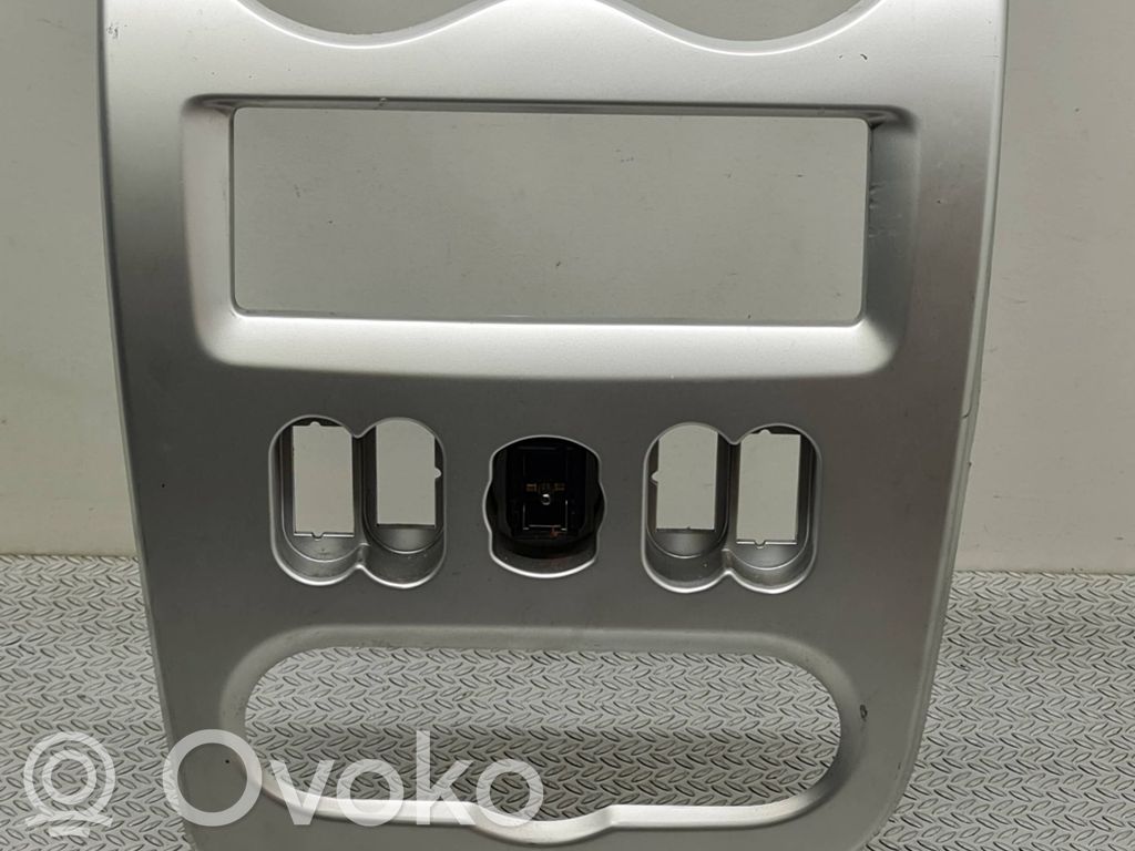 Dacia Sandero Konsola środkowa / Radio / GPS 