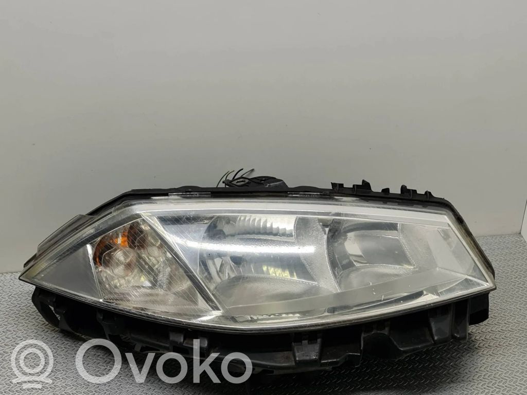 Renault Megane II Lampa przednia 