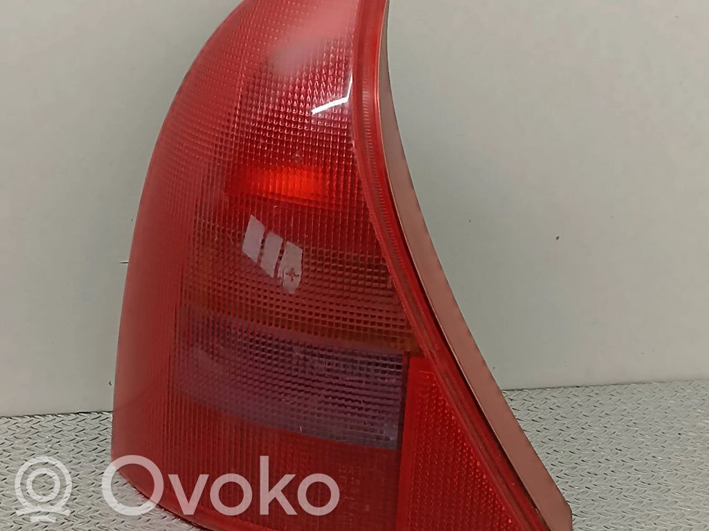 Renault Clio II Aizmugurējais lukturis virsbūvē 