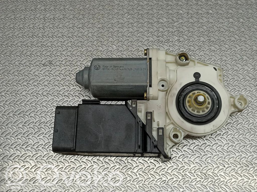 Volkswagen Golf IV Silnik regulatora szyby drzwi przednich 
