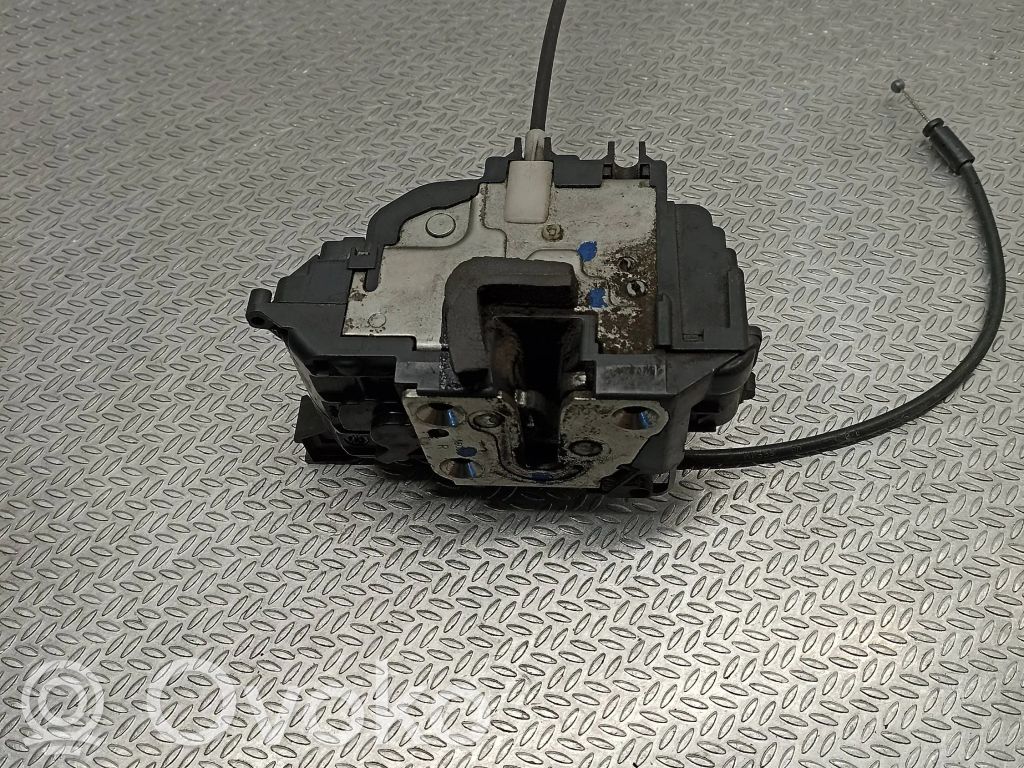 Renault Clio III Priekšpusē slēdzene 