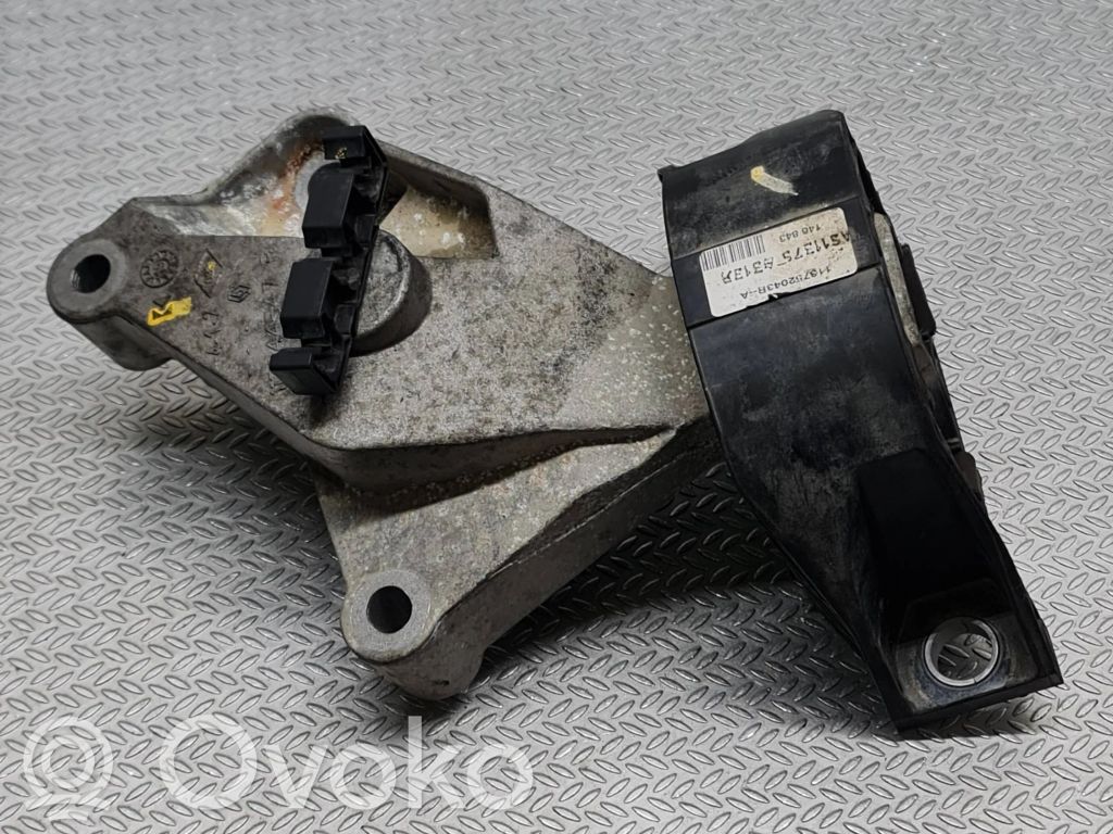 Dacia Sandero Engine mount bracket 
