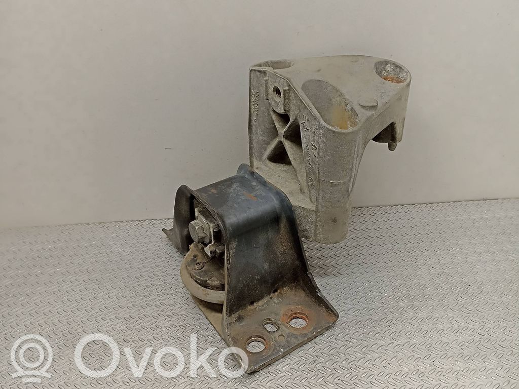 Renault Clio III Engine mount bracket 