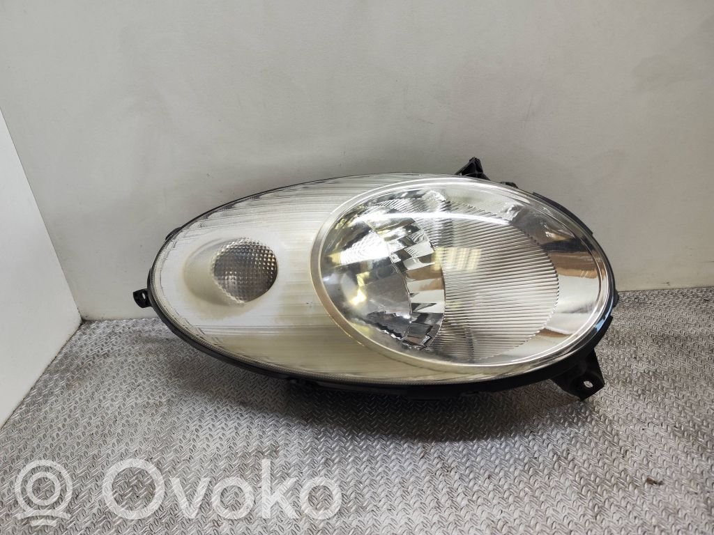 Nissan Micra Lampa przednia 
