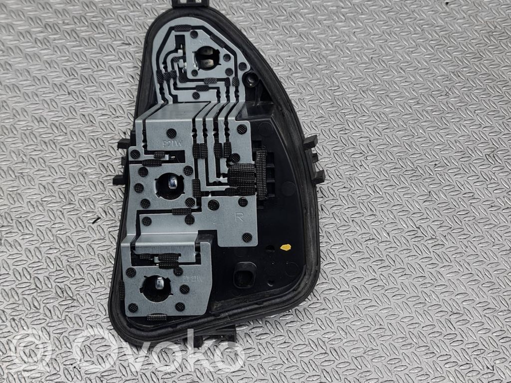 Renault Clio III Takavalon polttimon suojan pidike 