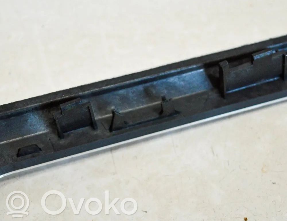 Audi A4 S4 B9 8W Kojelaudan hansikaslokeron lista 