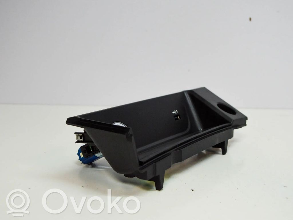 Audi A4 S4 B9 8W Savukkeensytytin 
