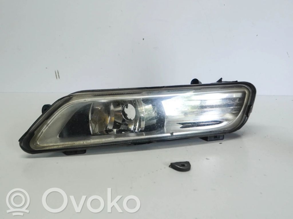 Volkswagen PASSAT B7 Etusumuvalo 