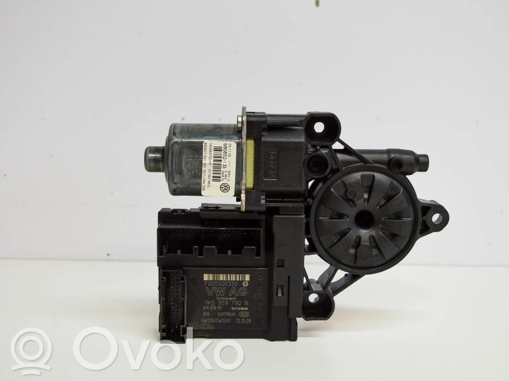 Volkswagen PASSAT B6 Silnik regulatora szyby drzwi przednich 