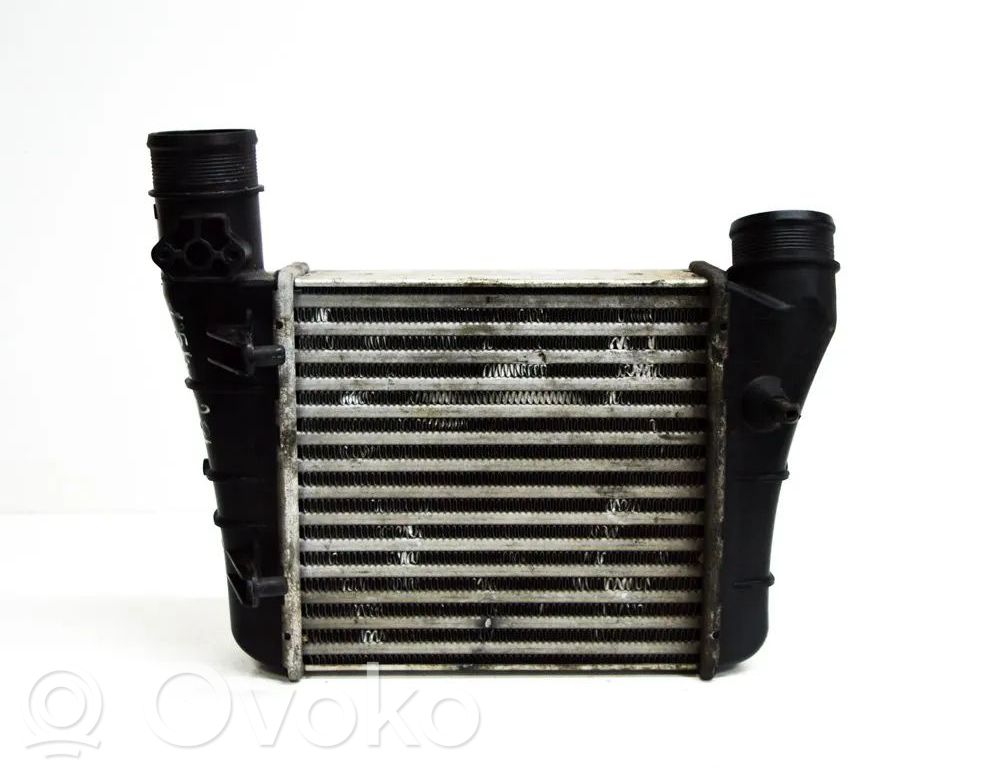 Audi A4 S4 B7 8E 8H Interkūlerio radiatorius 