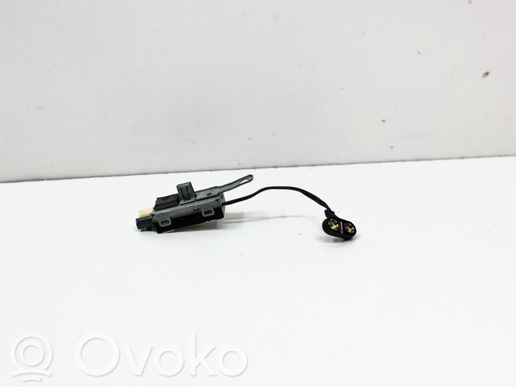 Tesla Model S Pystyantennivahvistin 