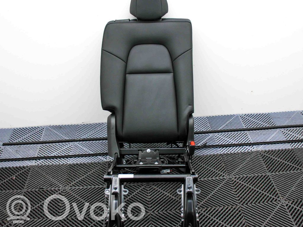 Tesla Model Y Takaistuin 