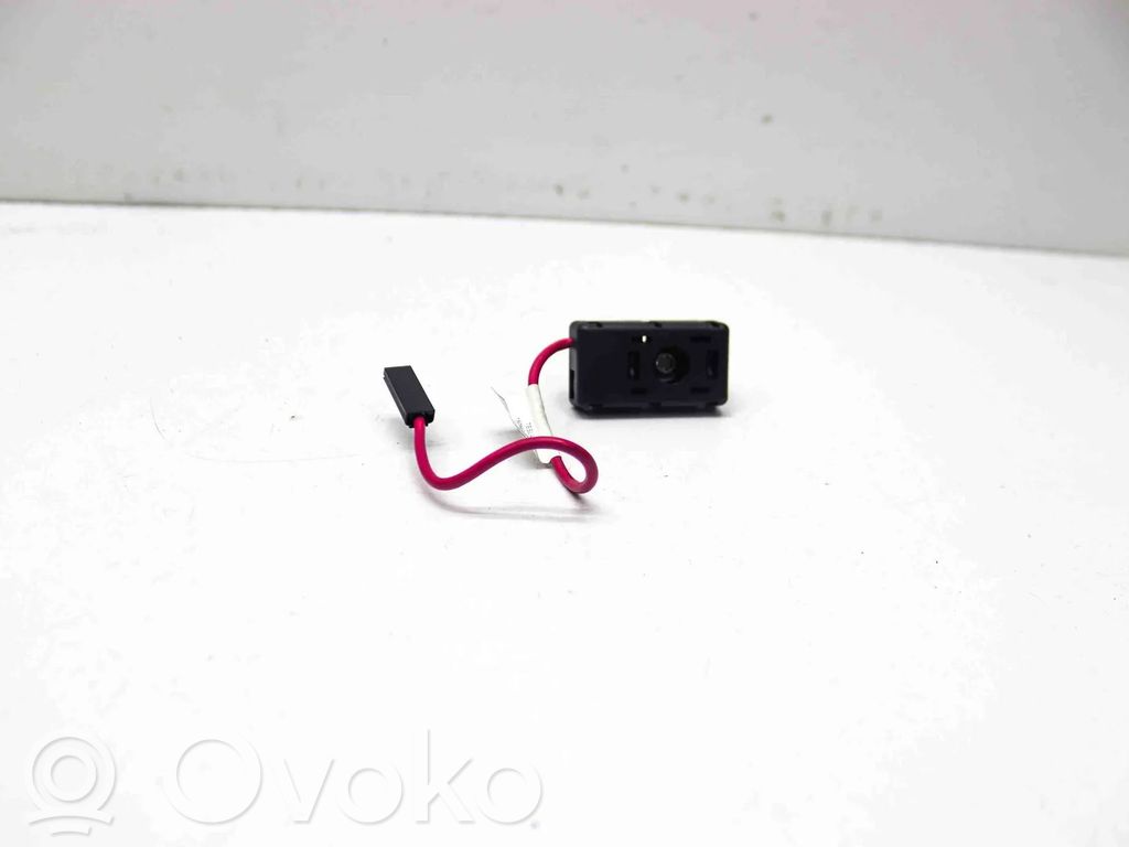 Tesla Model 3 Aerial antenna amplifier 