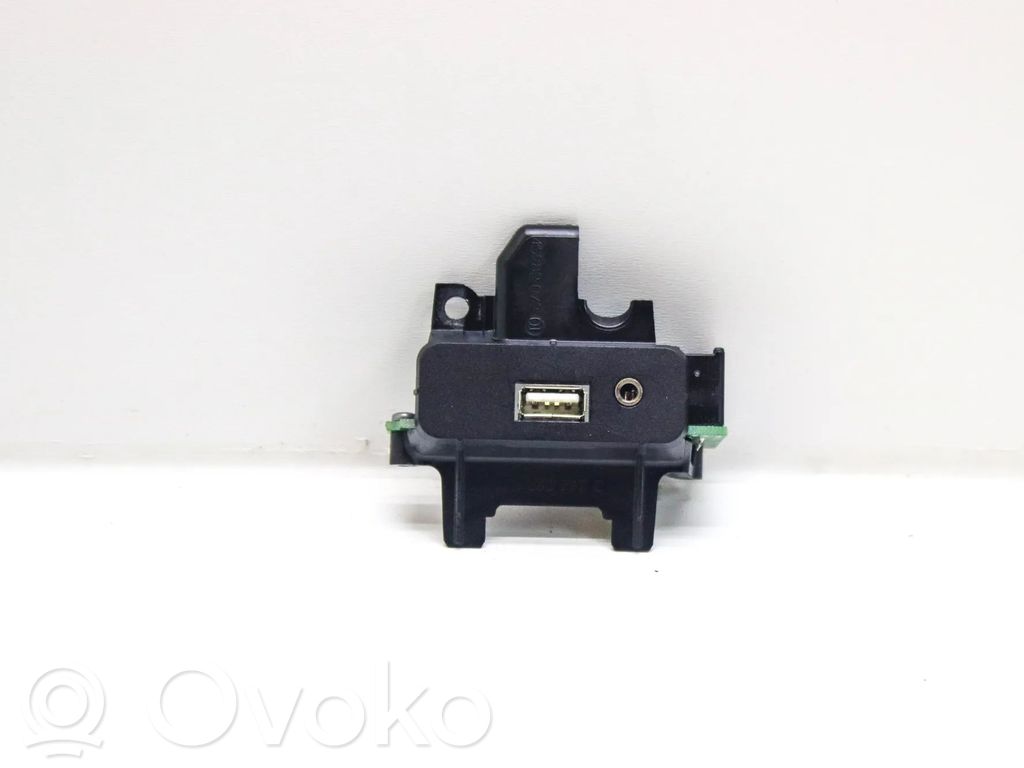Enchufe conector entrada auxiliar   7P5863797C
