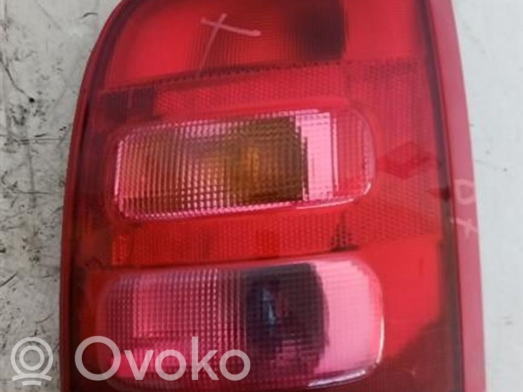 Nissan Micra Aizmugurējais lukturis virsbūvē 