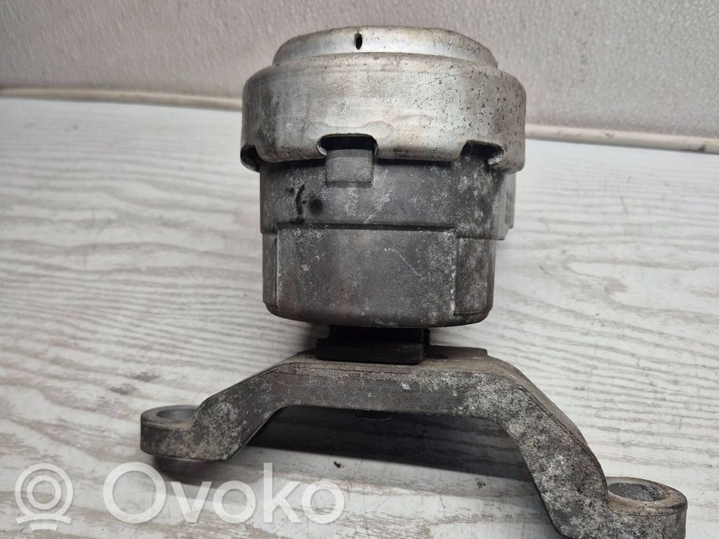 Volvo V70 Engine mount bracket 