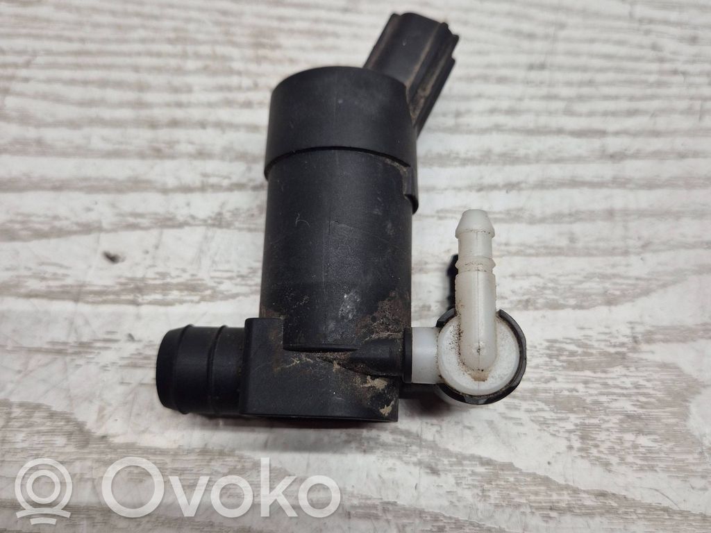 Volvo V70 Windscreen/windshield washer pump 