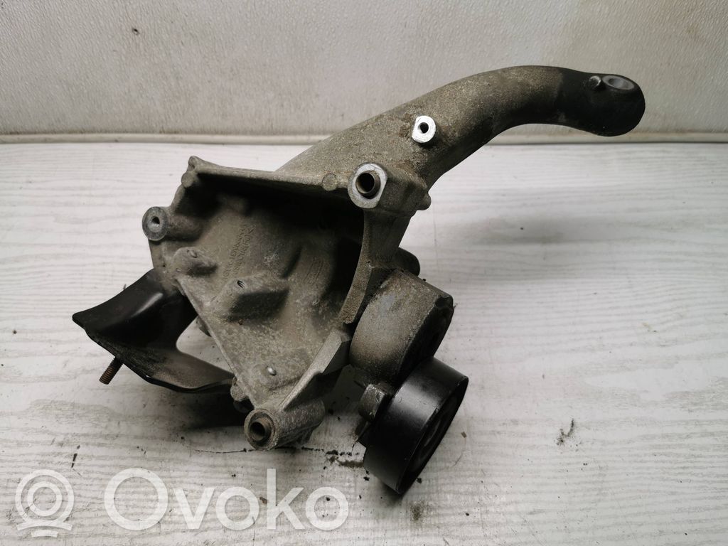 Volvo XC60 Engine mounting bracket 