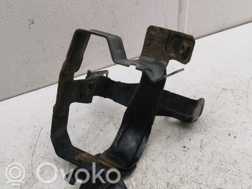 Volvo XC60 Ohjaustehostimen pumpun kannake 