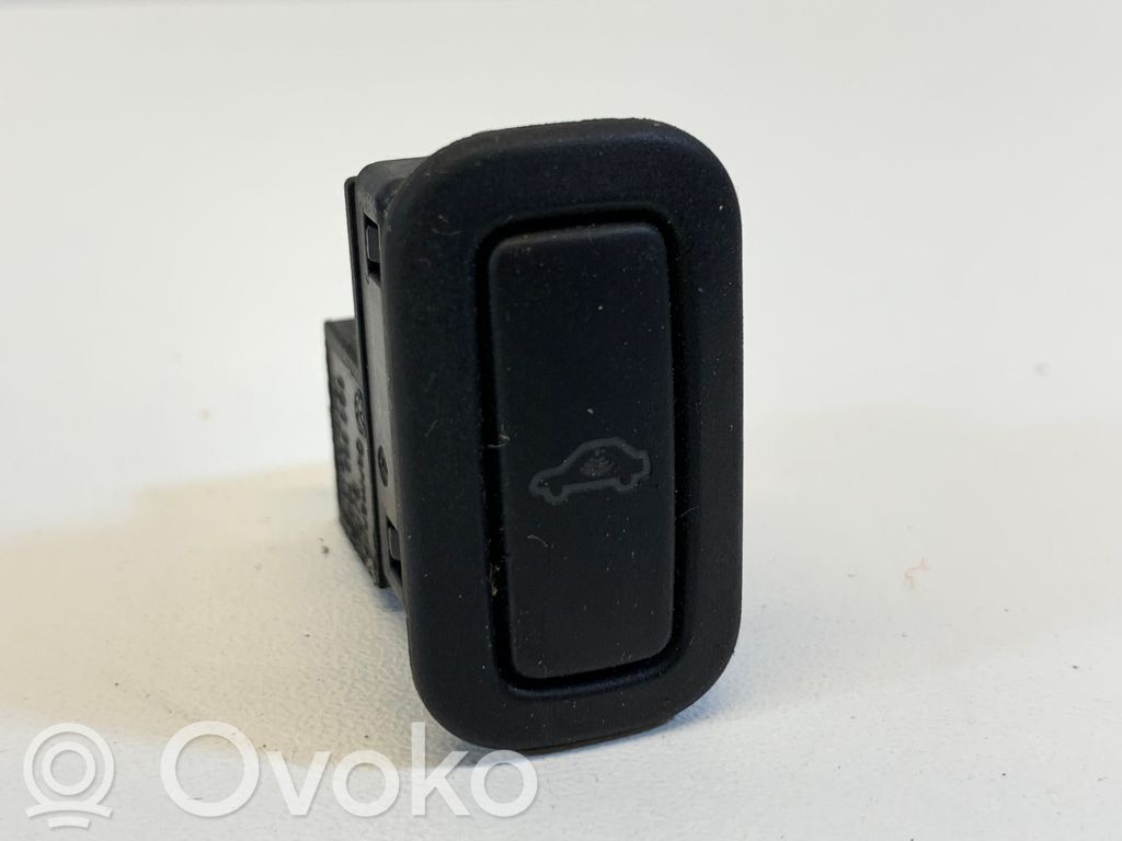 Volkswagen PASSAT B6 Interruptor de la alarma 
