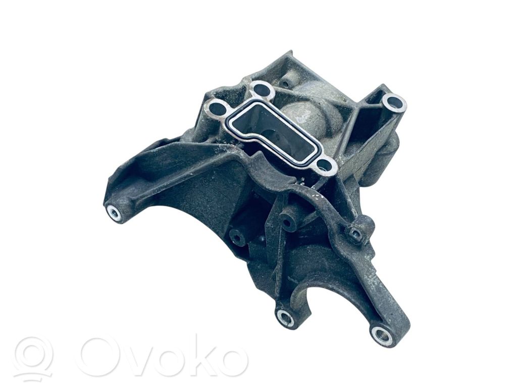 Volkswagen Touareg II Power steering pump mounting bracket 