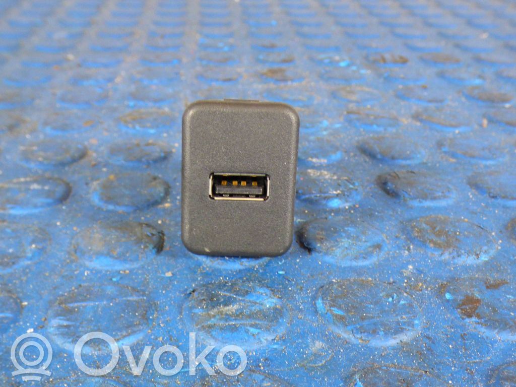 Opel Corsa E USB-pistokeliitin 