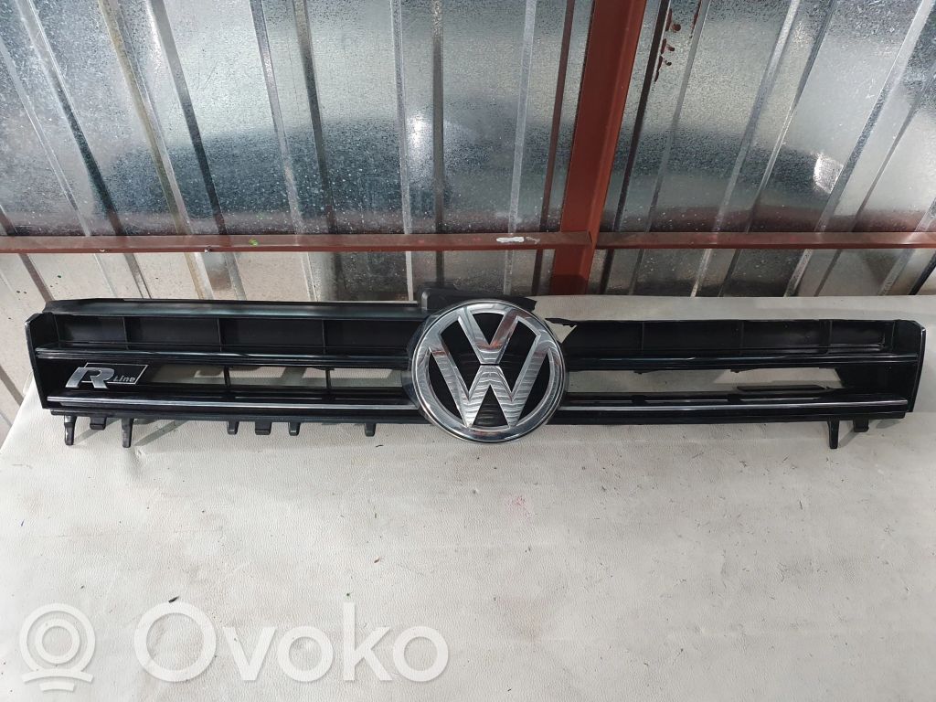 Volkswagen Golf VII Etupuskurin ylempi jäähdytinsäleikkö 