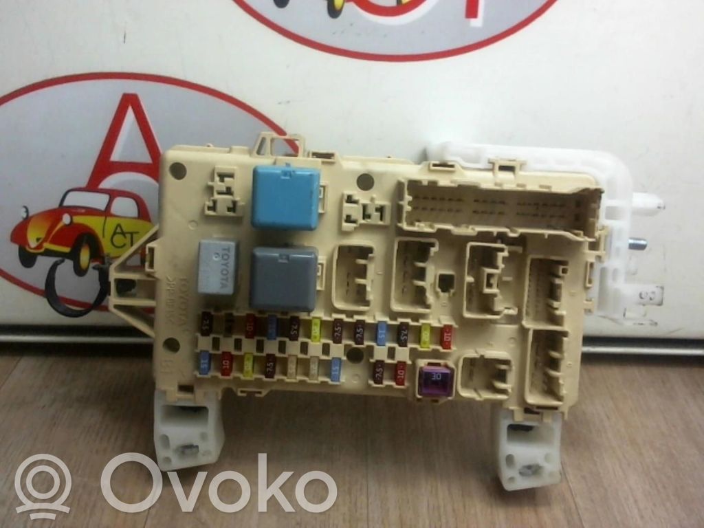 Toyota Corolla Verso AR10 Juego de caja de fusibles 