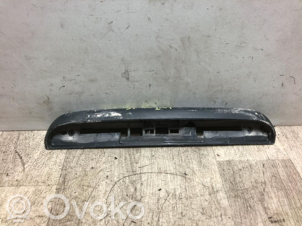 Moldura de la puerta trasera