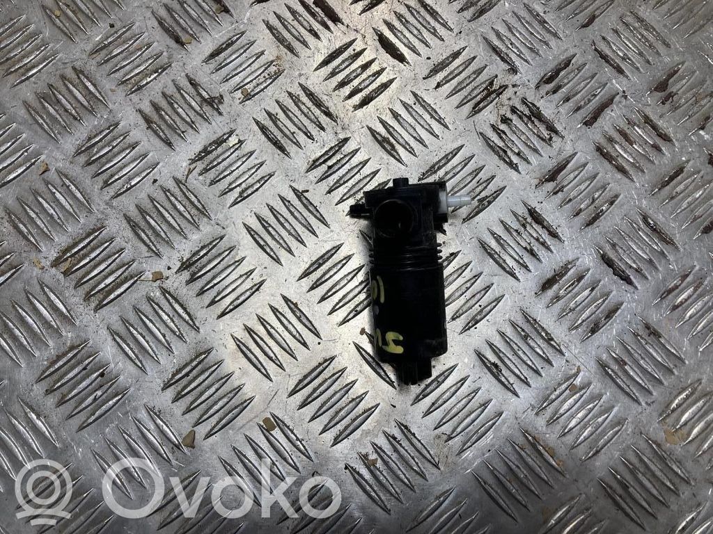 Nissan Juke I F15 Windscreen/windshield washer pump 